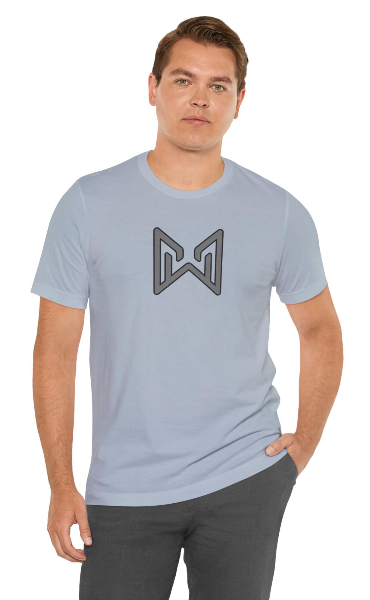 MERAQL Emblem Tee Bella+Canvas 3001 · Gray Emblem Modelo con camiseta MERAQL de color azul claro y emblema geométrico gris en el pecho.