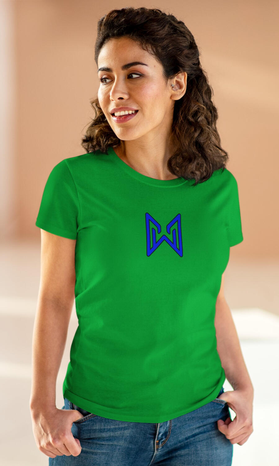 MERAQL Emblem Women’s Tee Gildan 5000L-Blue Emblem Modelo con camiseta MERAQL para mujer y emblema geométrico azul en el pecho.